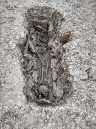 Un esqueleto con la cabeza en los pies.